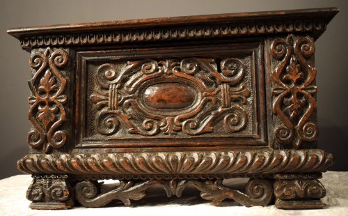 Antiquités - Small carved chest of the Italian Renaissance - Lombardy 16th century